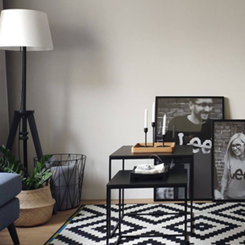 Projekt koncepcyjny oraz wykonawczy wnętrz mieszkania w bloku z wielkiej płyty w Gliwicach.